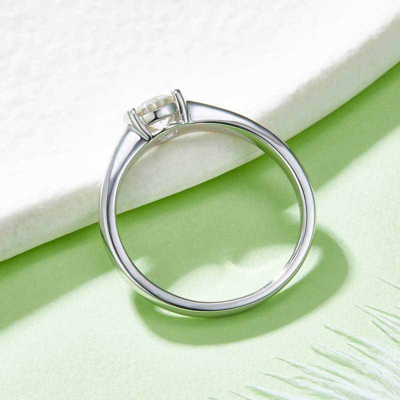 简约圆形S925银镀白金MoissaniteWomen's Ring0.5ctD级
